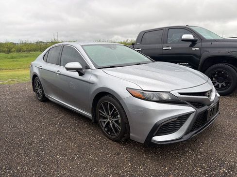 Used 2024 Toyota Camry SE FWD image 3