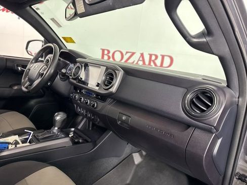 Used 2017 Toyota Tacoma TRD Off-Road image 17
