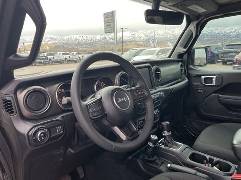 Used 2023 Jeep Gladiator Willys image 13