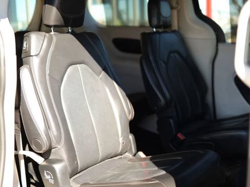 Used 2019 Chrysler Pacifica Touring-L FWD image 39