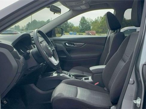 Used 2018 Nissan Rogue SV w/ Sun & Sound Touring Package image 16