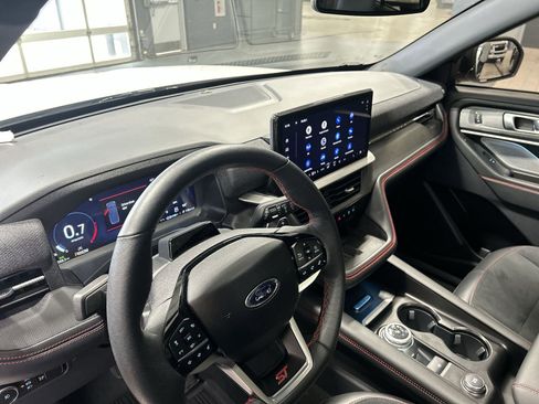 Used 2025 Ford Explorer ST image 2
