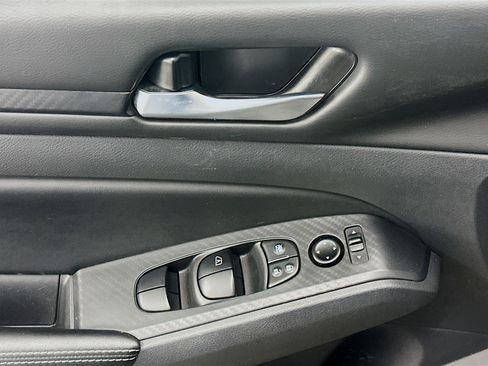 Used 2025 Nissan Altima 2.5 SV image 15