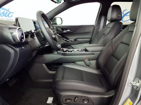 New 2026 Chevrolet Equinox LT w/ Convenience Package II FWD image 7
