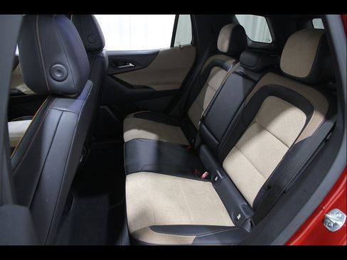 Used 2025 Chevrolet Equinox ACTIV w/ Safety and Technology Package FWD image 18