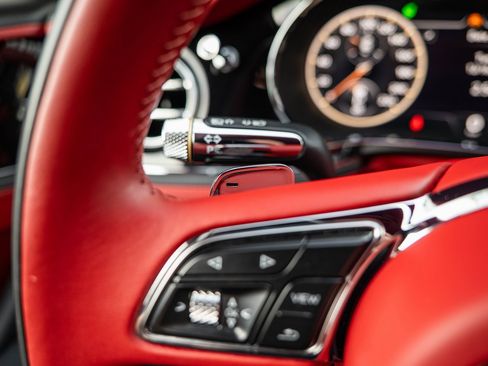 Used 2022 Bentley Flying Spur V8 image 24