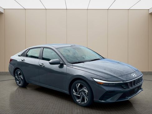 Certified 2025 Hyundai Elantra Limited FWD image 2