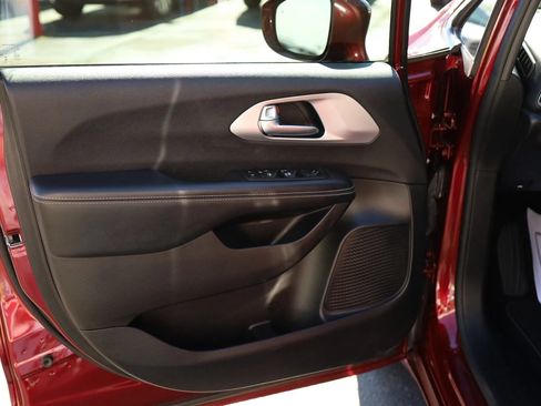 Used 2019 Chrysler Pacifica Touring-L w/ Advanced Safetytec Group FWD image 9