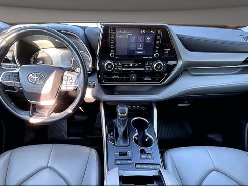 Used 2022 Toyota Highlander XLE AWD/4WD image 14