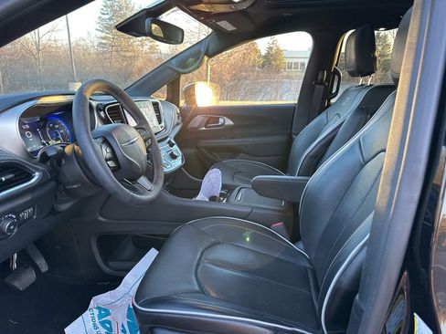 Used 2024 Chrysler Pacifica Limited w/ Uconnect Theater Family Group image 9