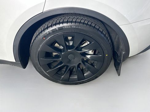 Used 2023 Tesla Model Y Long Range image 11