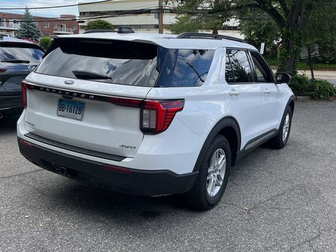 Used 2025 Ford Explorer Active AWD/4WD image 8
