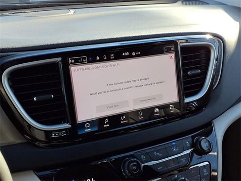 Used 2024 Chrysler Pacifica Touring-L image 9