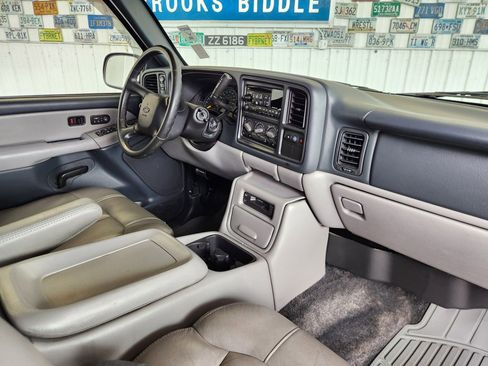 Used 2001 Chevrolet Tahoe LT w/ LT Preferred Equipment Group AWD/4WD image 2