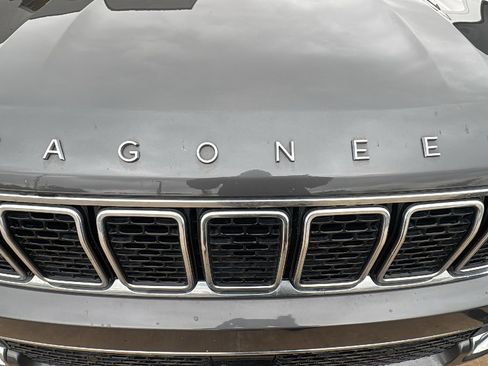 Used 2022 Jeep Wagoneer Series I RWD image 9