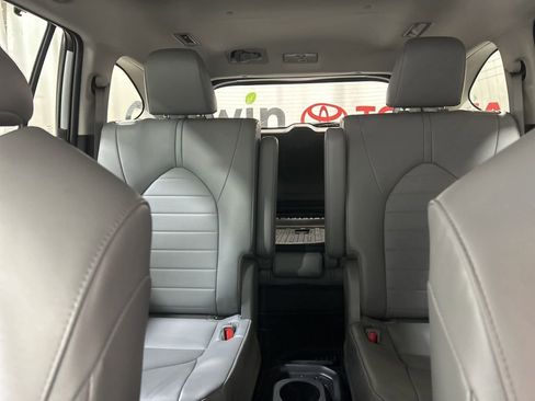 Used 2022 Toyota Highlander XLE image 32
