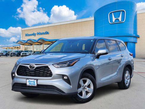 Used 2023 Toyota Highlander LE FWD image 1