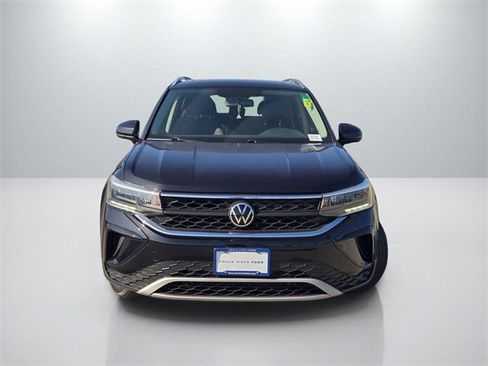 Used 2022 Volkswagen Taos SE w/ Panoramic Sunroof Package image 2