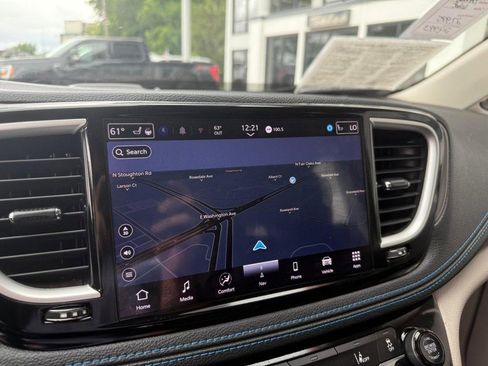 Used 2021 Chrysler Pacifica Touring-L image 32