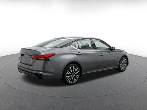 Used 2025 Nissan Altima 2.5 SV FWD image 11