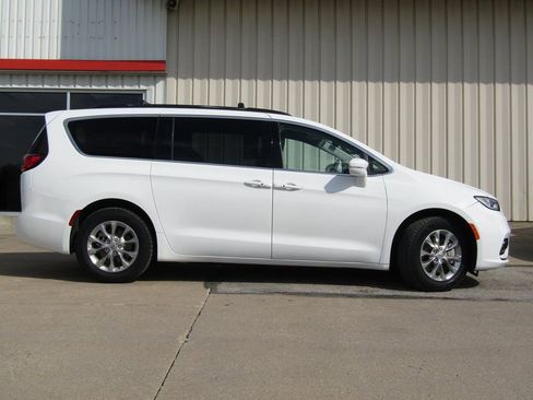 Used 2022 Chrysler Pacifica Touring-L image 2