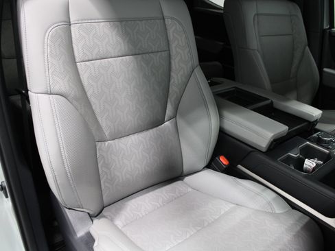 Used 2025 Toyota Tundra Limited AWD/4WD image 28