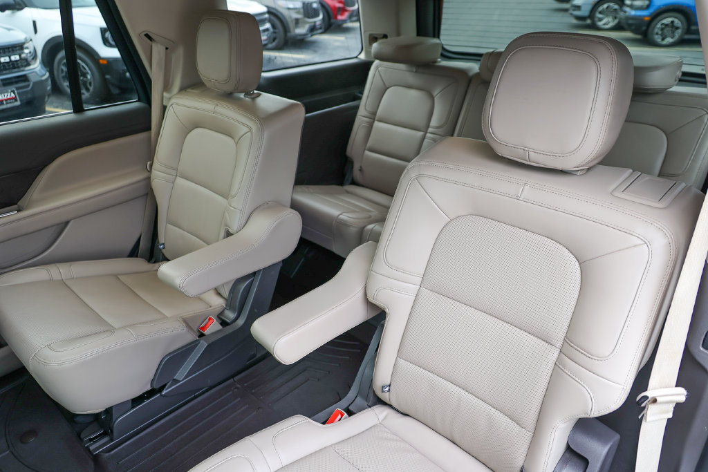 Used 2024 Lincoln Navigator Premiere AWD/4WD image 34