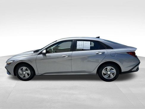 Certified 2026 Hyundai Elantra SE FWD image 4