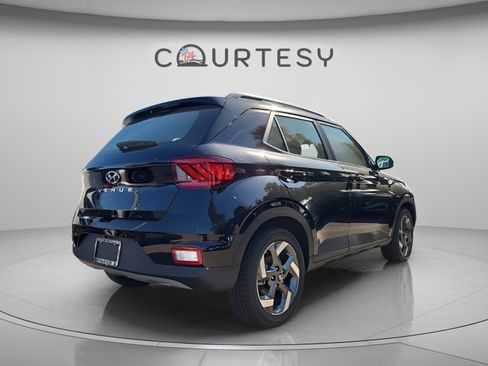 Used 2025 Hyundai Venue SEL FWD image 5