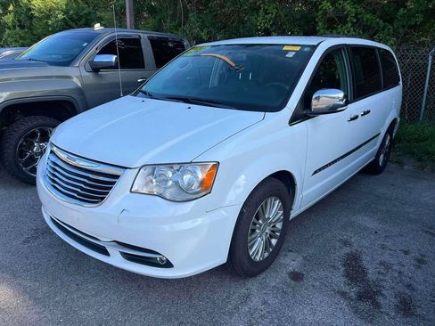 Used 2015 Chrysler Town & Country Touring-L w/ Driver Convenience Group FWD image 4