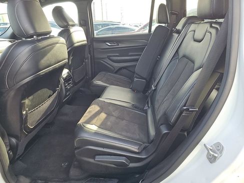 Used 2023 Jeep Grand Cherokee L Laredo image 4
