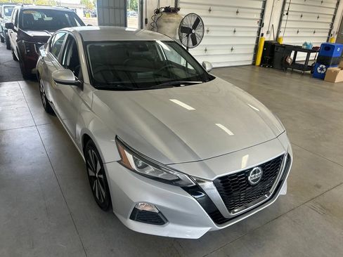 Used 2021 Nissan Altima 2.5 SV FWD image 1