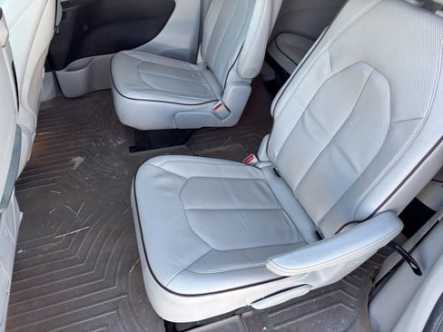 Used 2020 Chrysler Pacifica Limited w/ Tire & Wheel Group image 9