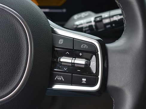 Used 2025 Kia Carnival FWD image 17