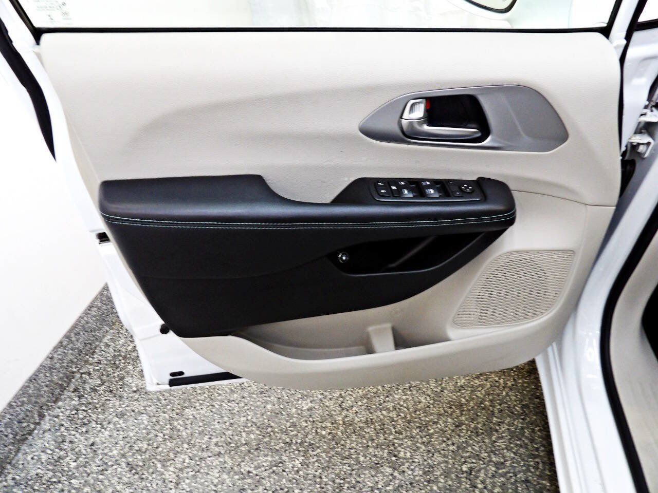 Used 2019 Chrysler Pacifica Touring Plus FWD image 7