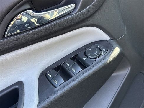 Used 2022 Chevrolet Equinox LS image 30