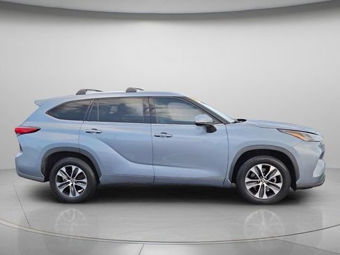 Used 2022 Toyota Highlander XLE FWD image 9