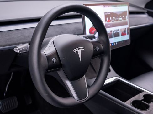 Used 2022 Tesla Model Y Long Range AWD/4WD image 19