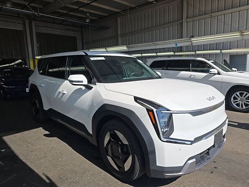 Used 2024 Kia EV9 Light Long Range RWD image 3