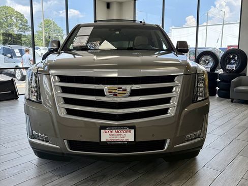 Used 2017 Cadillac Escalade Luxury image 2