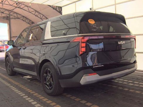 Used 2025 Kia Carnival image 4