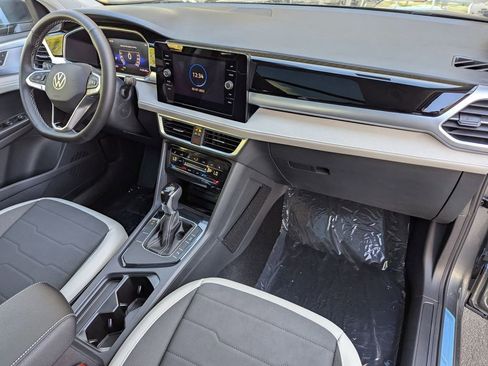Used 2025 Volkswagen Taos SE w/ Panoramic Sunroof Package image 22