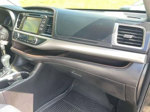 Used 2018 Toyota Highlander Plus AWD/4WD image 25