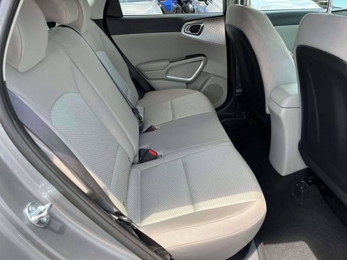 Used 2025 Kia Soul LX w/ LX Technology Package FWD image 9