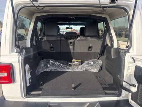 Used 2020 Jeep Wrangler Unlimited Sahara w/ Safety Group image 11