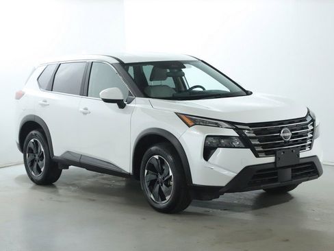 Used 2025 Nissan Rogue SV image 1