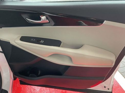 Used 2020 Kia Sorento LX image 43