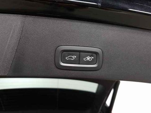 Certified 2025 Volvo XC40 B5 Core image 9
