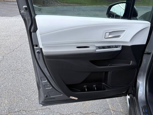 Used 2026 Toyota Sienna XLE FWD image 15