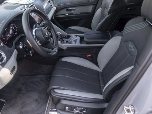 Certified 2025 Bentley Bentayga AWD/4WD image 27